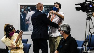 Manifestante interrompe entrevista e confronta governador da Flórida por coronavírus: 'você é uma vergonha'