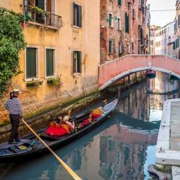Excesso de peso de turistas faz Veneza diminuir número de pessoas em gôndolas
