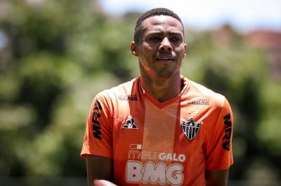 Chapecoense abre negociação com Elias, ex-Corinthians, para reforçar elenco na Série B