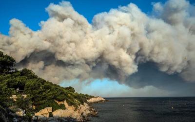Incêndio florestal força a retirada de 2.700 pessoas no Sul da França