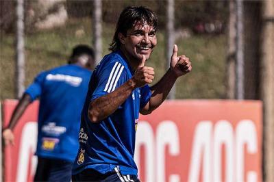 Moreno treina e deve jogar pelo Cruzeiro contra o Botafogo-SP; veja o provável time