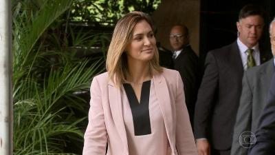 Queiroz e a mulher depositaram R$ 89 mil em cheques na conta de Michelle Bolsonaro