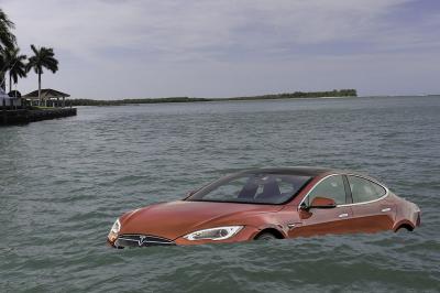 Quem se sai melhor na enchente: Fusca ou Tesla Model 3?