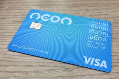 Sem anuidade e 100% online, cartão Neon é ideal para quem tem score baixo