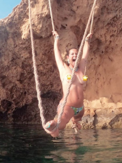 Luana Piovani posa de topless e abre espacate em Ibiza