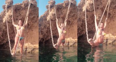 Luana Piovani faz topless e abre espacate no mar de Ibiza