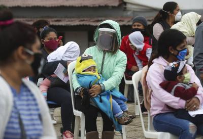 Peru proíbe reuniões familiares e restabelece toque de recolher aos domingos para conter avanço da Covid
