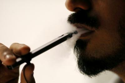Jovens que usam cigarro eletrônico têm até 7 vezes mais risco de pegar a Covid-19, diz estudo
