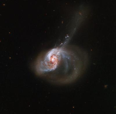 Hubble mostra uma galáxia brilhante e incomum