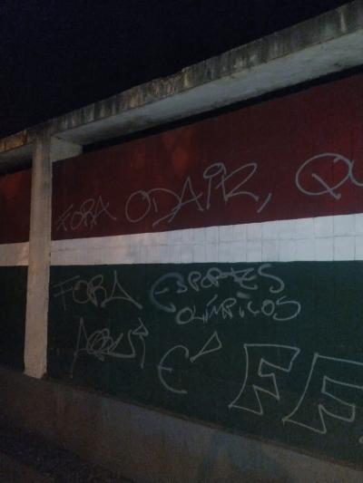 Torcedores do Fluminense picham muro de Laranjeiras após empate: 