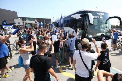 Atalanta chega à Itália após queda para o PSG, e fãs se juntam para aplaudir delegação