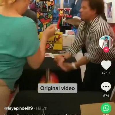 Romero Britto se surpreende com mulher quebrando obra na frente dele; veja vídeo
