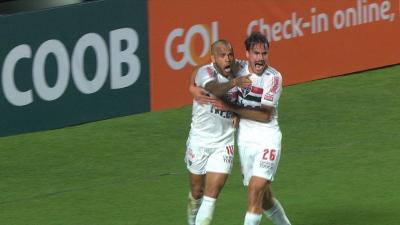Daniel Alves goleador: camisa 10 iguala no São Paulo a segunda melhor marca da carreira