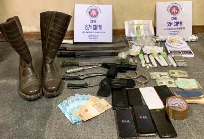 Dilton Coutinho | PM prende dois homens com drogas, facas, algema e celulares
