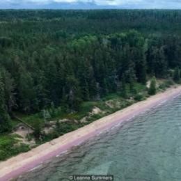 A pouco conhecida praia de areia roxa do Canadá