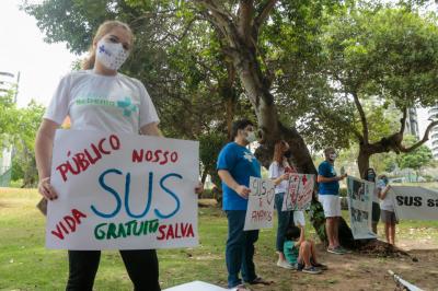Médicos cearenses comemoram 30 anos do SUS, com música e plantio de árvores no Cocó