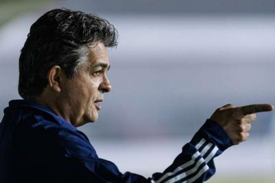 Ney Franco mostra surpresa com erros defensivos do Cruzeiro e destaca: 'Precisamos jogar muito mais do que estamos jogando'
