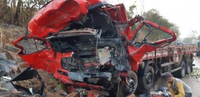Acidente entre van e caminhão deixa 12 mortos em rodovia de MG