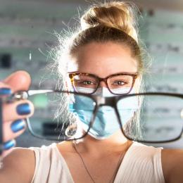 Usar óculos reduz risco de infeção por coronavírus, afirma estudo