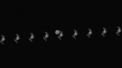 Vídeo incrível mostra a ISS passando em frente a Marte; assista!