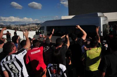 Torcedores do Atlético xingam Ronaldinho por não parar para tirar fotos após visita à Arena MRV