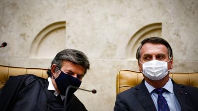 'Dormiam com máscaras, pegaram o vírus agora, não adianta', diz Bolsonaro