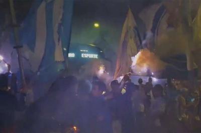 Torcida faz rua de fogo em recepção a ônibus do Cruzeiro antes de jogo contra o Avaí