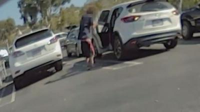 Homem tenta sequestrar bebê em estacionamento; assista