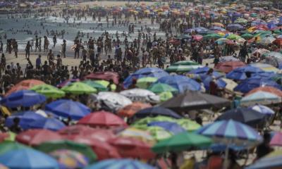 Praias ficam lotadas em domingo de 40 graus no Rio e cariocas ignoram regras de prevenção à Covid-19