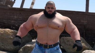 Hulk do Irã compara seu tamanho com carro e brinca: 'Pequeno demais para mim'