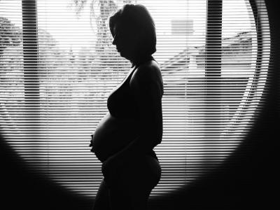 Até baixo consumo de álcool no início da gravidez afeta cérebro de bebê