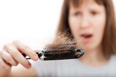 O estresse está causando queda de cabelos? Dermatologista explica o que fazer