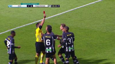 VÍDEO: zagueiro do Figueirense é expulso e tenta agredir árbitro; súmula cita ofensas e 