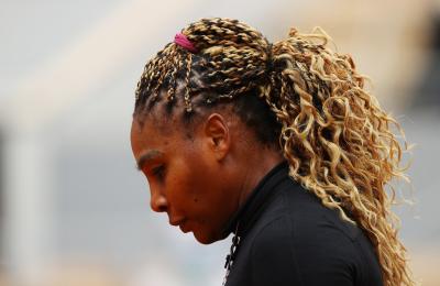 Serena sente lesão, desiste de Roland Garros e adia recorde de Grand Slams para 2021