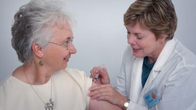 COVID-19 | Vacina da Moderna é segura em idosos, segundo estudo
