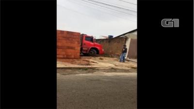 Motorista descarrega 5,5 mil tijolos com ajudante e deixa caminhão 'preso' em lote; vídeo