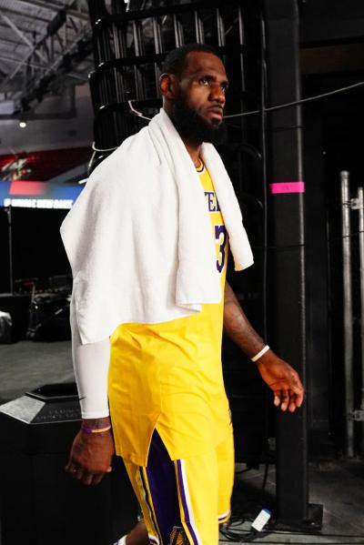 LeBron comemora vitória dos Lakers, mas alerta para queda de desempenho no fim: 