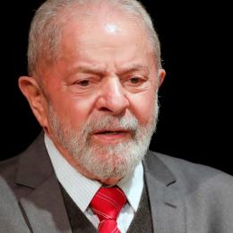 Lula diz que Bolsonaro vive 'lambendo as botas do governo americano'