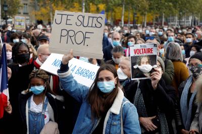 'Ensinar, sim; sangrar, não': França presta homenagem a professor decapitado