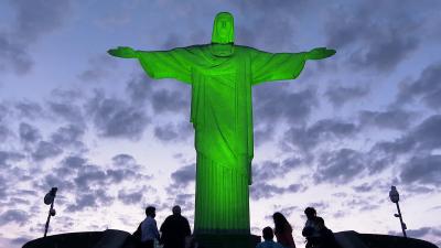 Cristo Redentor é iluminado de verde em homenagem ao Dia do Médico; FOTOS