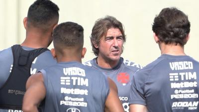 Papo, bola, posicionamento e observação: Sá Pinto deixa boa impressão após treino do Vasco
