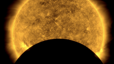 Enquanto observava o Sol, observatório da NASA fotografa trânsito da Lua