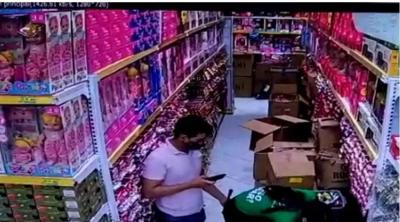 VÍDEO – Câmera flagra cliente assediando funcionária em loja