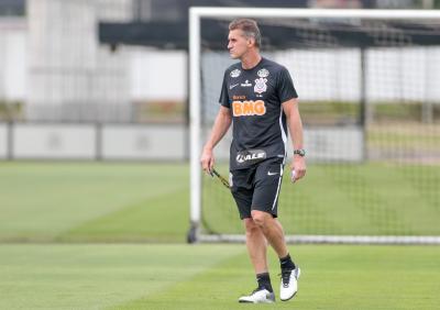 Três técnicos e uma sina: Corinthians não repete uma escalação desde o Paulistão