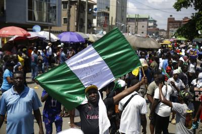 Centenas protestam contra violência policial na Nigéria; polícia dispersa manifestantes a tiros, diz agência