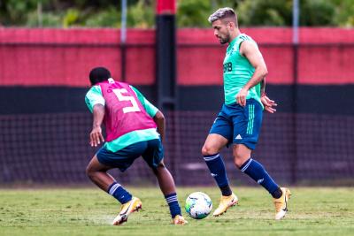 Recuperado de lesão, Arrascaeta faz gol em jogo-treino do Flamengo contra equipe sub-17