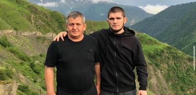 Após vitória e aposentadoria, Khabib homenageia pai: 'Obrigado por tudo'