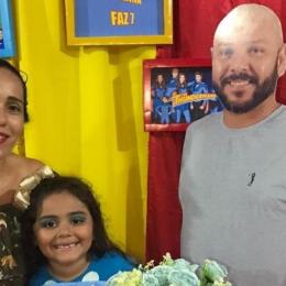 Menina comemora aniversário com foto em tamanho real do pai, morto em 2019