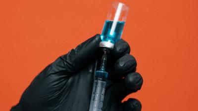 Primeiras vacinas contra COVID-19 não devem controlar a pandemia; entenda