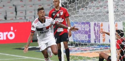 Bruno Henrique marca, Hugo pega pênalti e Flamengo bate o Athletico